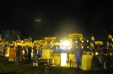 Các bàn cúng trên đàn đã sẵn sàng