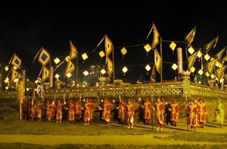 Đàn Xã Tắc rợp cờ hoa trong buổi đêm