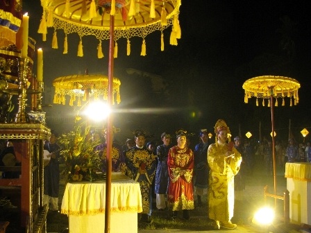 Vua cùng các quan tiến lên đàn tế