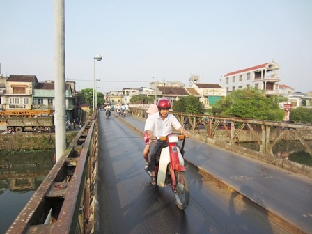 Những người cuối cùng còn được qua cầu cổ Đông Ba sáng 5/4