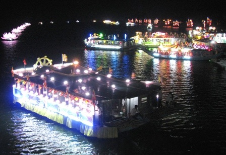 Quang cảnh đẹp tuyệt vời trên sông Hương đêm lễ rằm Phật Đản với thuyền hoa tỏa sắc (ảnh: Vinh Dự)