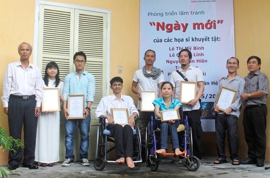 Xem phòng tranh đặc sắc của 5 họa sĩ khuyết tật - 1 Các họa sĩ khuyết tật chụp ảnh lưu niệm cùng ban tổ chức ở ngày ra mắt phòng tranh Ngày mới