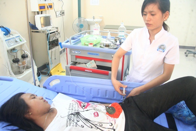 Tái hiện vụ đâm xe kinh hoàng qua lời kể của những người thoát chết - 1 Nạn nhân Nguyễn Quỳnh Anh được các y tá chăm sóc, em may mắn bị gãy xương đòn phải