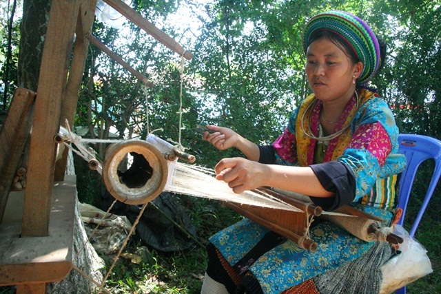 Độc đáo nghề dệt vải từ sợi cây lanh ở miền địa đầu tổ quốc - 2 Dệt vải lanh trên khung gỗ thô sơ của người Mông ở Hà Giang