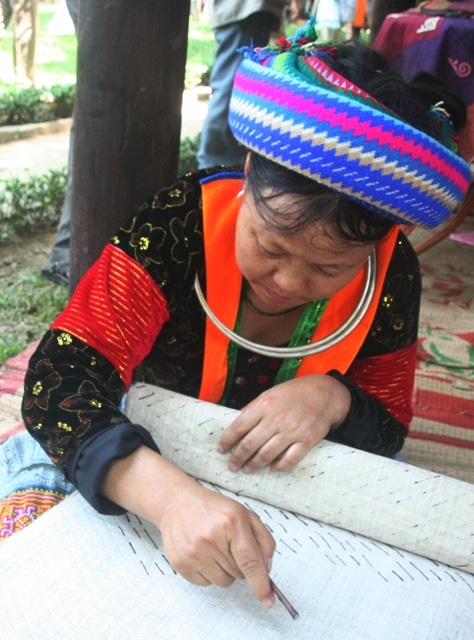 Độc đáo nghề dệt vải từ sợi cây lanh ở miền địa đầu tổ quốc - 4 Vẽ sáp trên nền vải trước khi cho vào nhuộm để tạo hình