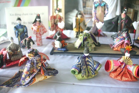 Búp bê nam và nữ mặc kimono làm từ giấy tự nhiên