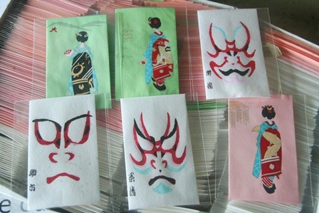 Từ giấy này còn xếp ra thiệp nhỏ nhắn mang hình biểu tượng văn hóa của địa phương