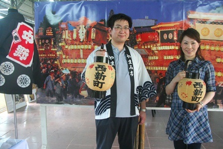 2 thành viên người Nhật trong đoàn cầm đèn lồng đặc trưng của TP Saijo