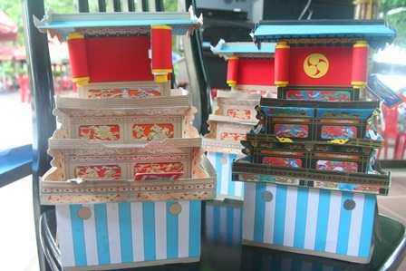 Và mô hình đài thờ Danjiri được xếp bằng giấy ở gian triển lãm 