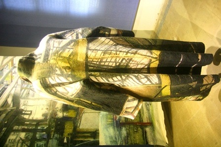 Trong căn phòng trưng bày các mẫu quần áo và mẫu vải Thổ Nhĩ Kỳ của Marcus Tomlinson