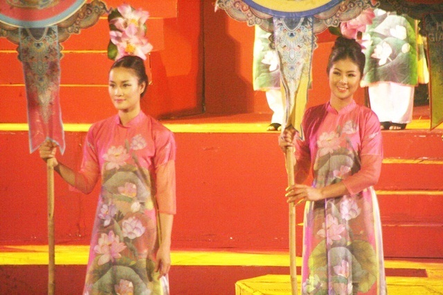 Ngoc Hân (bên phải) trong tiết mục khai màn Festival