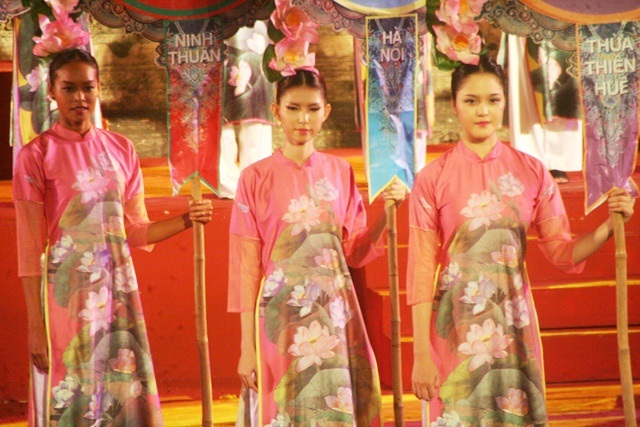 Hoàng Anh (ngoài cùng bên phải)