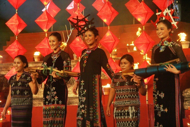 Người mẫu biểu diễn trong khi nghệ nhân chăm chú dệt tạo một cảm xúc đặc biệt khó tả