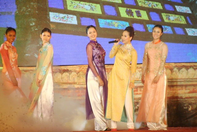 Hoàng Anh trong tà áo dài tím Huế