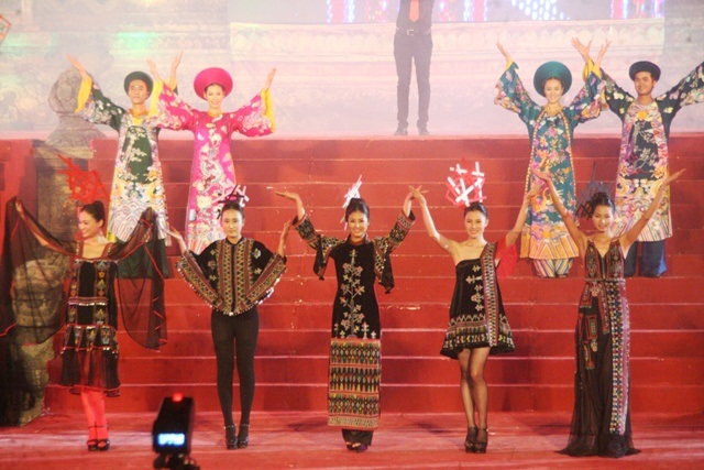 Vẻ đẹp mặn mà của Ngọc Hân, Hoàng Anh