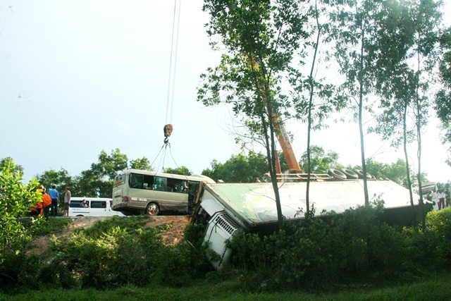 Tai nạn thảm khốc, 5 hành khách tử vong, 8 người bị thương - 4 Hiện trường với xe container lao xuống ruộng, xe khách nằm trên đường bẹp dúm