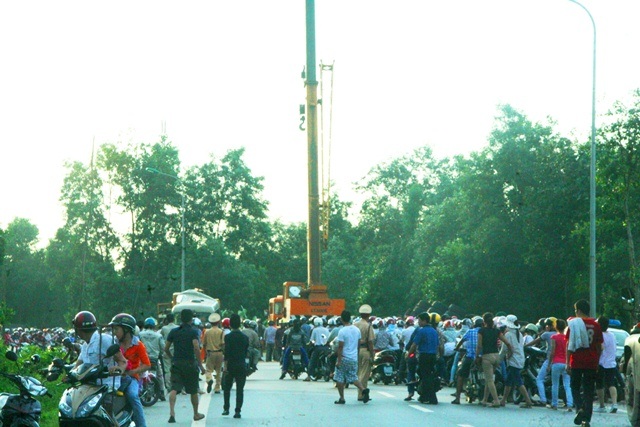 Tai nạn thảm khốc, 5 hành khách tử vong, 8 người bị thương - 9 Đoạn đường đông nghịt người xem và bị tắc nghẽn