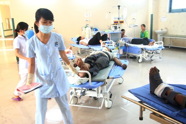 Tai nạn thảm khốc, 5 hành khách tử vong, 8 người bị thương - 2 Cấp cứu tại BV Đa khoa tỉnh TT-Huế