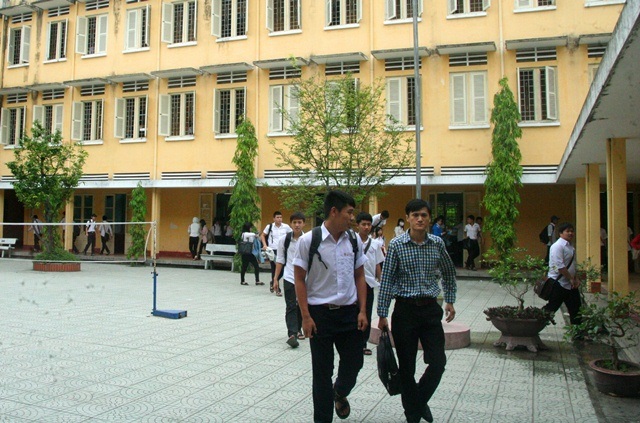 Cho giáo viên làm đề thi của học sinh: Nhiều GV không đồng tình - 1 Giờ tan học ở Trường THPT Cao Thắng (TP Huế).