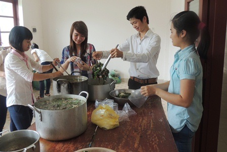 Bạn trẻ Huế đến bệnh viện tâm thần nấu cơm miễn phí - 1 Các tình nguyện viên đang chuẩn bị các phần cơm