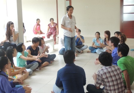 Bạn trẻ Huế đến bệnh viện tâm thần nấu cơm miễn phí - 4 Một bệnh nhân đang bắt bài hát cho mọi người hát theo