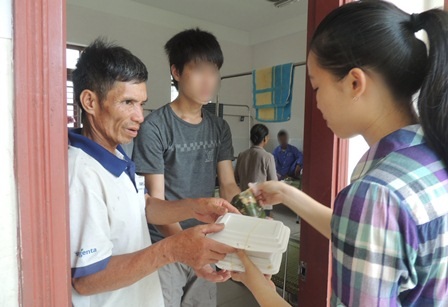 Bạn trẻ Huế đến bệnh viện tâm thần nấu cơm miễn phí - 3 Tình nguyện viên đến từng phòng để phát cơm cho người nhà thăm nuôi và bệnh nhân