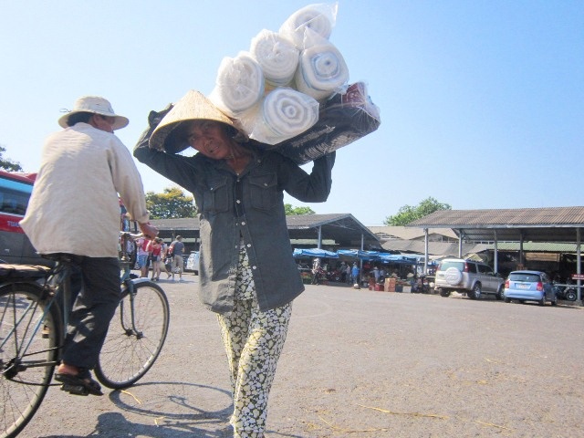 Những người lao động phổ thông bán mồ hôi đổi lấy miếng cơm manh áo