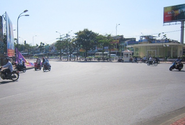 Du khách cũng mệt mỏi với cái nắng đỉnh điểm