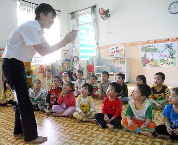 Học trò Huế sáng tạo với nghệ thuật xếp giấy - 5 Quân hướng dẫn các bé cách xếp.