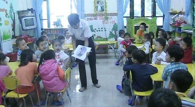 Học trò Huế sáng tạo với nghệ thuật xếp giấy - 2 Minh Quân đặt các câu hỏi về màu sắc, thực vật để phân loại nhận thức các trẻ.