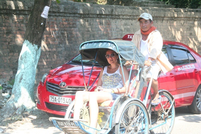 Du khách cũng mệt mỏi với cái nắng đỉnh điểm