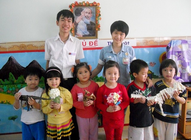 Học trò Huế sáng tạo với nghệ thuật xếp giấy - 6 Quân hướng dẫn các bé cách xếp.