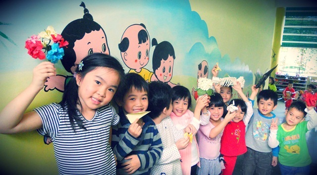 Học trò Huế sáng tạo với nghệ thuật xếp giấy - 3 Các bé vui tíu tít với các mẫu giấy xếp Origami.