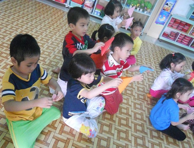Học trò Huế sáng tạo với nghệ thuật xếp giấy - 4 Các cháu say mê xếp hình trong một tiết học mà Quân và Ngọc dạy