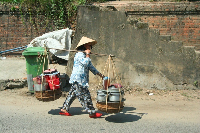 Những người lao động phổ thông bán mồ hôi đổi lấy miếng cơm manh áo