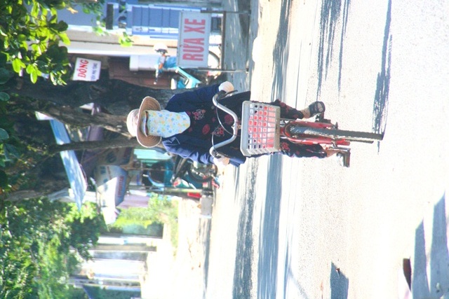 Hiếm hoi một vài người liều mình xông ra giữa trời nắng