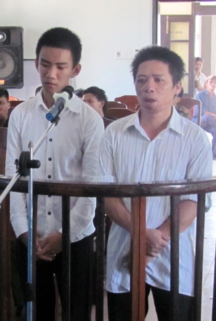 Đánh chết người vì cái... bật lửa và gói thuốc lá. - 1 2 tên Anh (bên trái) và Khiêm (bên phải) trước tòa