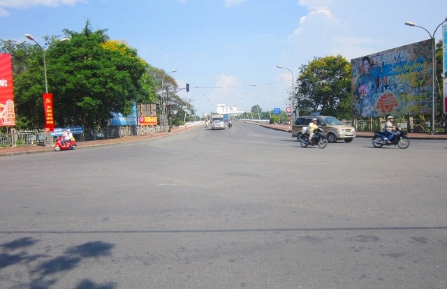 Nhiều con đường vắng người qua lại vì nắng quá gay gắt