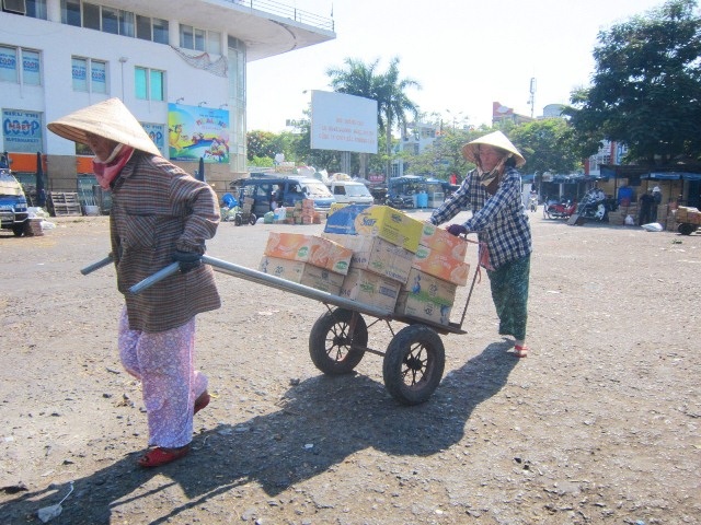 Những người lao động phổ thông bán mồ hôi đổi lấy miếng cơm manh áo