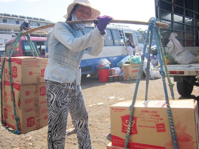 Những người lao động phổ thông bán mồ hôi đổi lấy miếng cơm manh áo