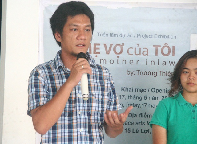 Ảnh đen trắng một thời hoài niệm xưa với “Mẹ vợ của tôi” - 1 Họa sĩ Trương Thiện đang nói về ý tưởng của cuộc triển lãm đầy cảm xúc này