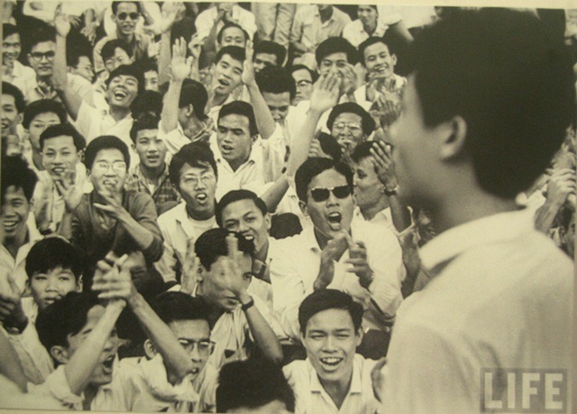 Lần đầu công bố ảnh về cuộc đấu tranh chống đàn áp Phật giáo 1963 - 17 SV Y khoa chào mừng GS.Phạm Biểu Tâm, Khoa trưởng ĐH Y khoa được trả tự do sau khi bị bắt