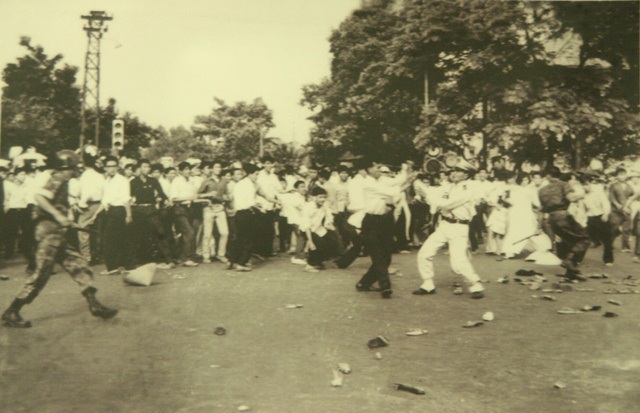 Lần đầu công bố ảnh về cuộc đấu tranh chống đàn áp Phật giáo 1963 - 20 Cảnh sát chính quyền Diệm đàn áp Phật tử và SV,HS biểu tình giai đoạn 1963 tại thành phố Sài Gòn