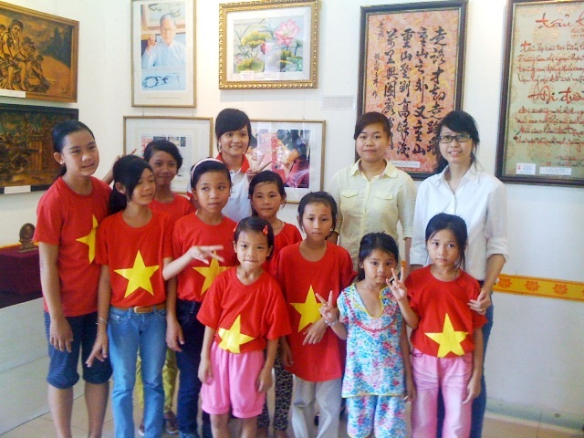 Đưa trẻ em vạn đò Huế đi tìm hiểu về Bác Hồ - 4 Các em đứng chụp ảnh lưu niệm trước những kỷ vật về Bác - vị cha già dân tộc rất yêu thương trẻ con