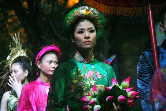 Ngắm “hoàng hậu” Ngọc Hân trong lễ rước tôn vinh nghề Việt - 8 Phút trầm tư của Hoàng hậu Ngọc Hân