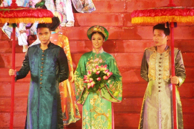 Ngắm “hoàng hậu” Ngọc Hân trong lễ rước tôn vinh nghề Việt - 9 Hoàng hậu Ngọc Hân bước lên sân khấu