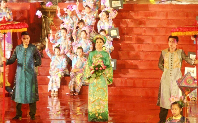 Ngắm “hoàng hậu” Ngọc Hân trong lễ rước tôn vinh nghề Việt - 10 Hoàng hậu Ngọc Hân bước lên sân khấu