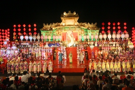 Hơn 10 vạn lượt người đến dự Festival nghề truyền thống Huế 2013 - 2 Rực rỡ sắc màu trong đêm bế mạc Festival nghề truyền thống Huế 2013