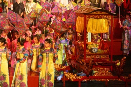 Hơn 10 vạn lượt người đến dự Festival nghề truyền thống Huế 2013 - 1 Kiệu rước tổ nghề Việt trên sân khấu lễ bế mạc