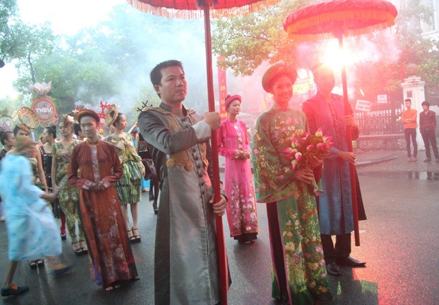 Ngắm “hoàng hậu” Ngọc Hân trong lễ rước tôn vinh nghề Việt - 1 Ngắm “hoàng hậu” Ngọc Hân trong lễ rước tôn vinh nghề Việt